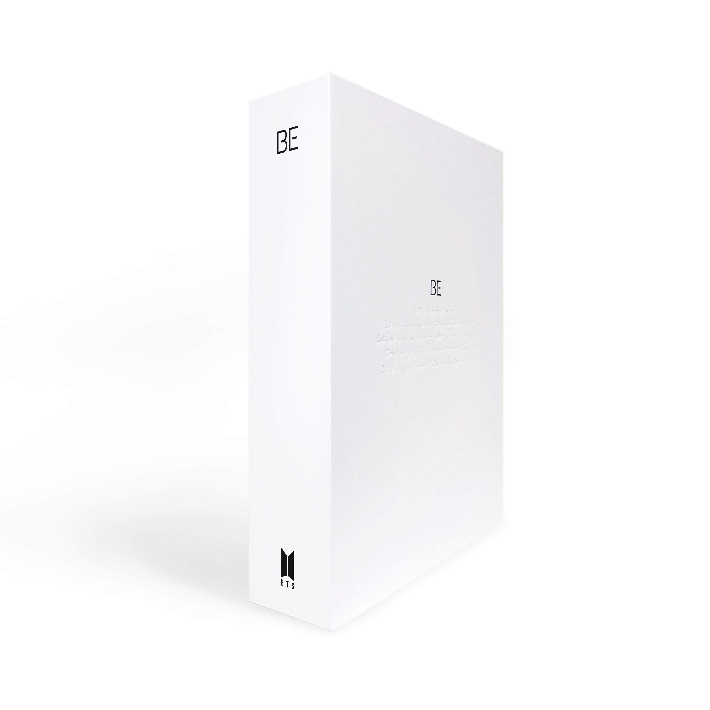 Weiße Box mit 'BE' aufgedruckt. BTS-Logo unten. Schlichtes und sauberes Design.