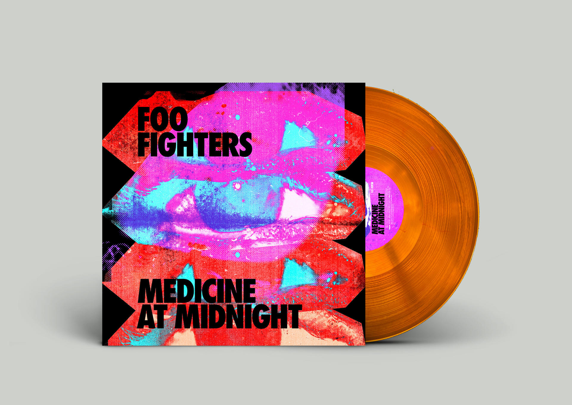 Albumcover von Foo Fighters' 'Medicine at Midnight' auf Vinyl. Orangefarbene Schallplatte und Cover mit Schwarz und Pink.