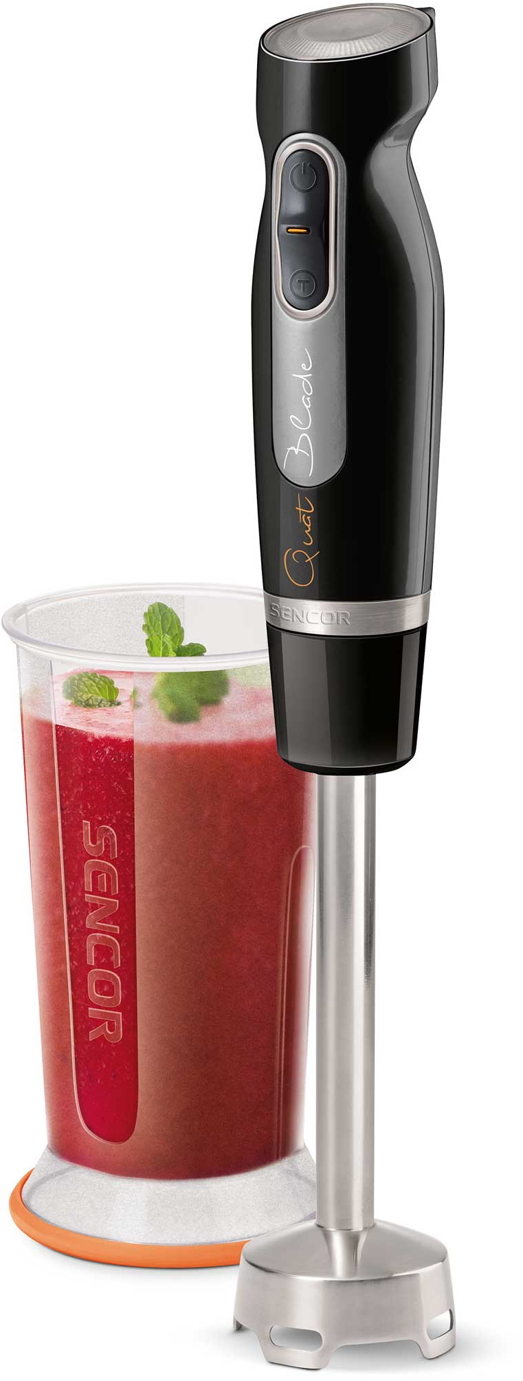 Egy fekete-ezüst Quiet Blade botmixer egy pohár piros smoothie-val és egy narancssárga alappal, mentával.
