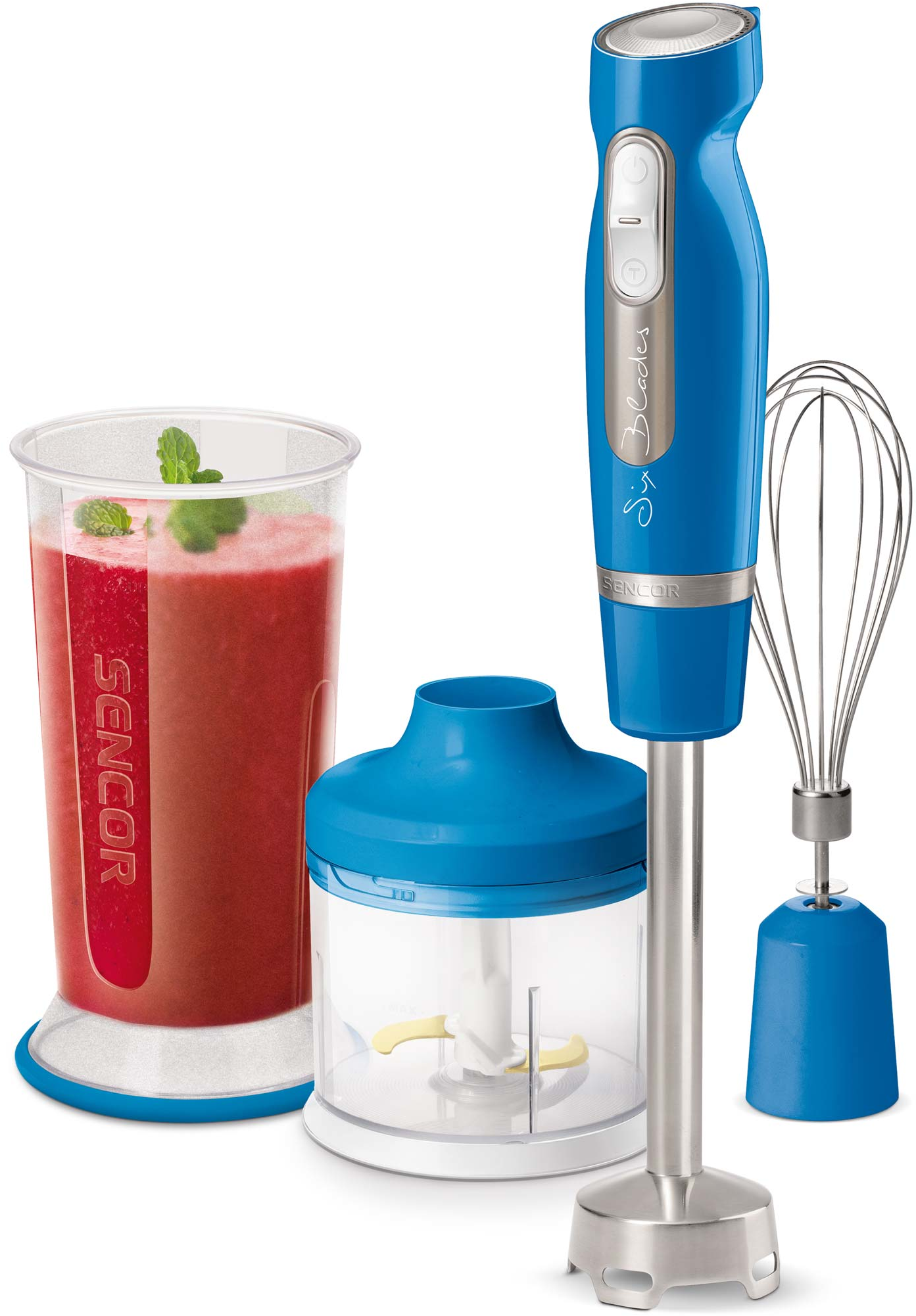 Kék botmixer kiegészítőkkel, köztük egy pohár piros smoothie-val és egy habverővel.