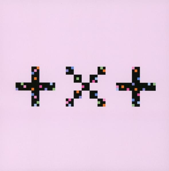 Pixelige Pluszeichen bilden ein Kreuz auf pinkem Hintergrund. Das Design hat mehrere Farben.