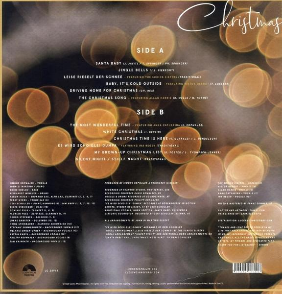 Weihnachts-Vinyl-Schallplatte, Auflistung der Titel, mit verschwommenem Hintergrund aus Lichtern.
