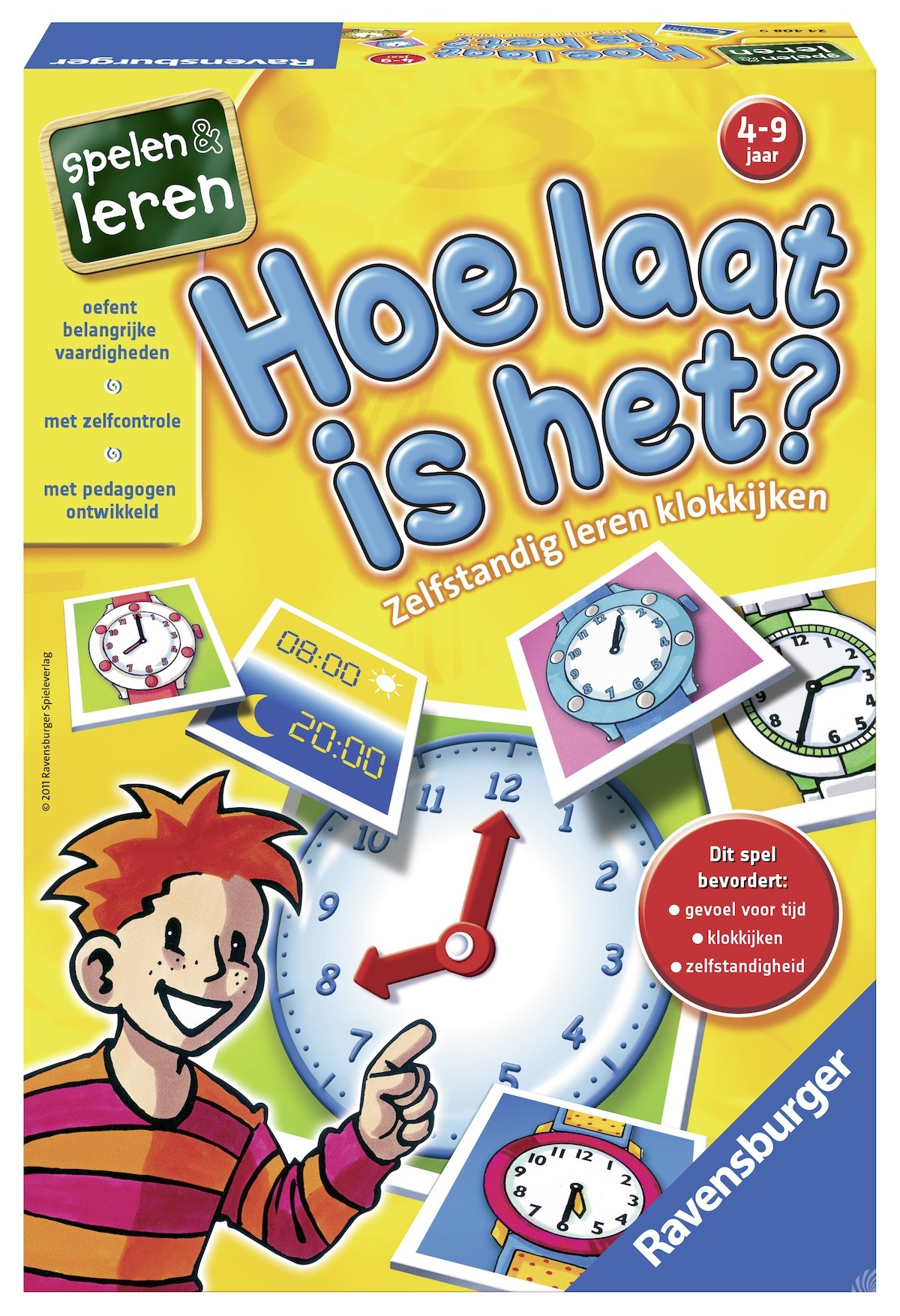 Een klokleerspel. Een jongen wijst naar een klok. Het spel bevat klokken met verschillende tijden en een wijzerplaat.