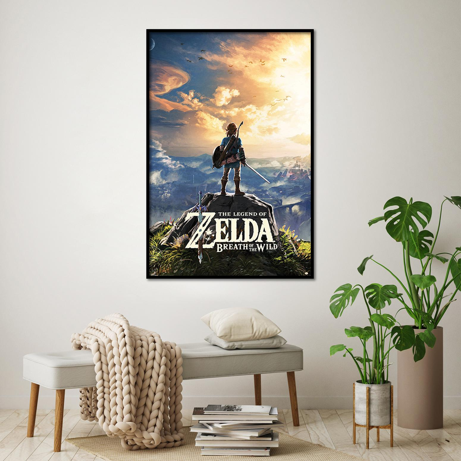 Ein gerahmtes "Legend of Zelda"-Poster. Eine Person steht auf einem Berggipfel. Pflanzen, Bank und Topf im Raum.