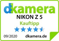 Ein Bewertungsticker für eine Nikon Z5 Kamera, mit 5-Sterne-Bewertung und d-kamera.de Logo.