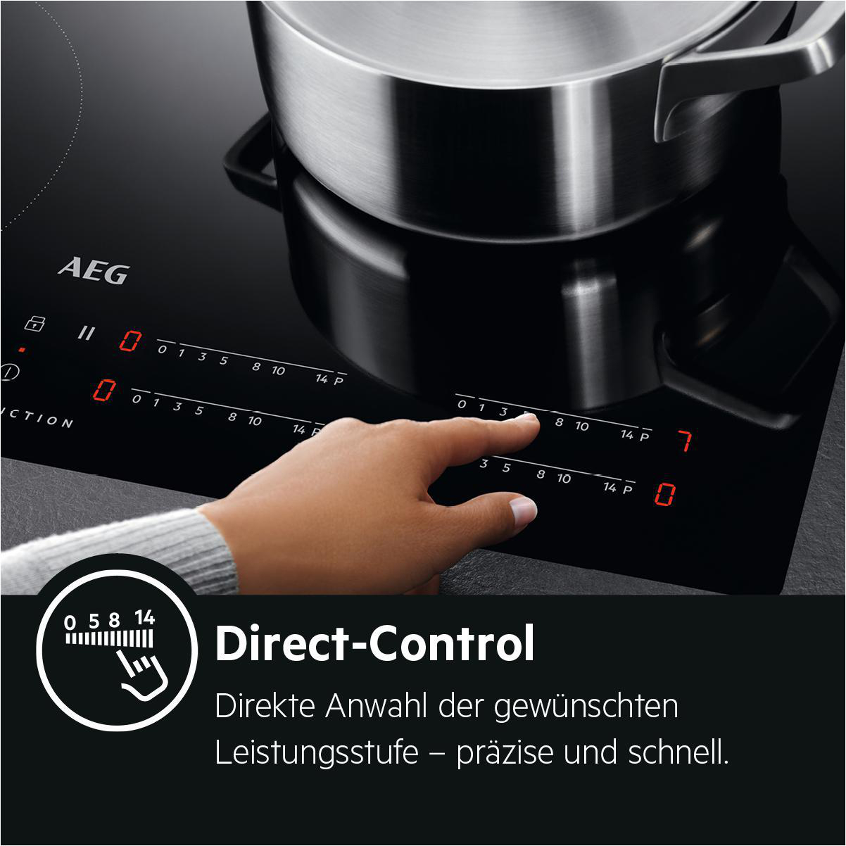 Schwarzes Induktionskochfeld mit Topf. Eine Hand berührt das Bedienfeld. Schwarzer Hintergrund.