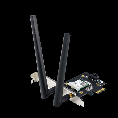 Eine schwarze WLAN-Adapterkarte mit zwei Antennen, isoliert auf schwarzem Hintergrund.