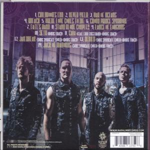 Albumcover einer Band mit vier Mitgliedern, die in einem Gebäude stehen. Das Album hat Text.