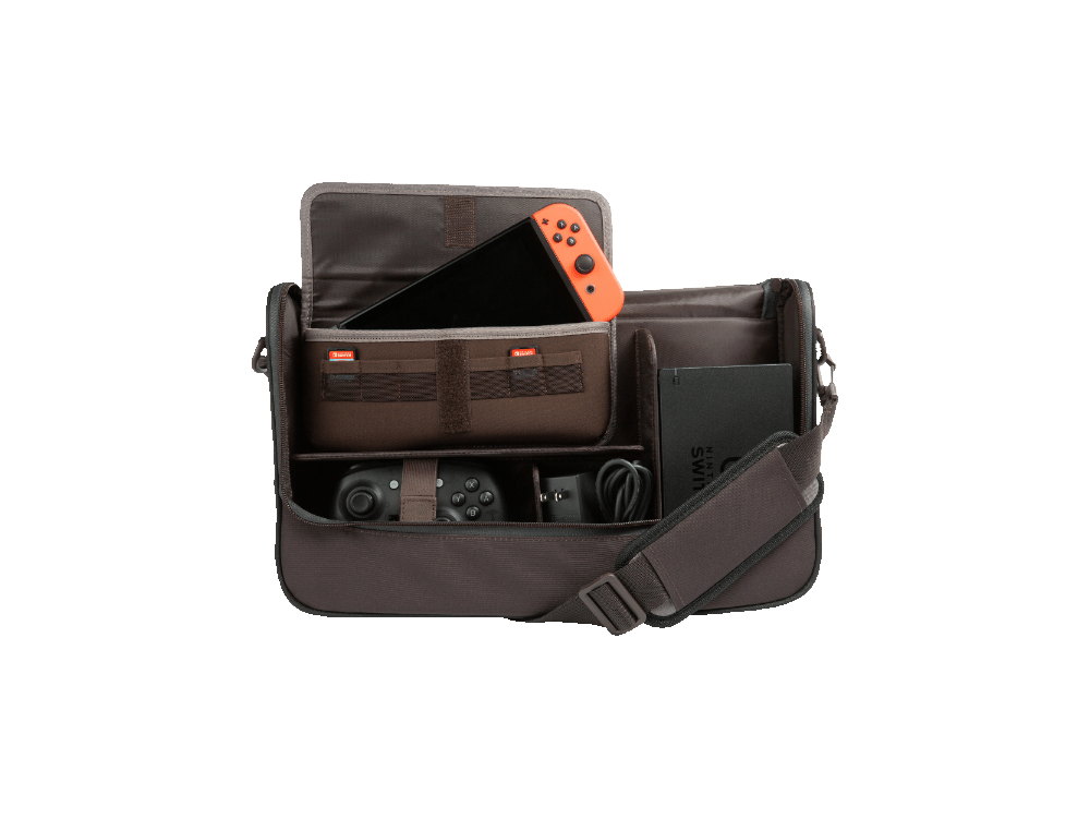 Una bolsa marrón abierta que muestra una Nintendo Switch, un controlador y otros accesorios.