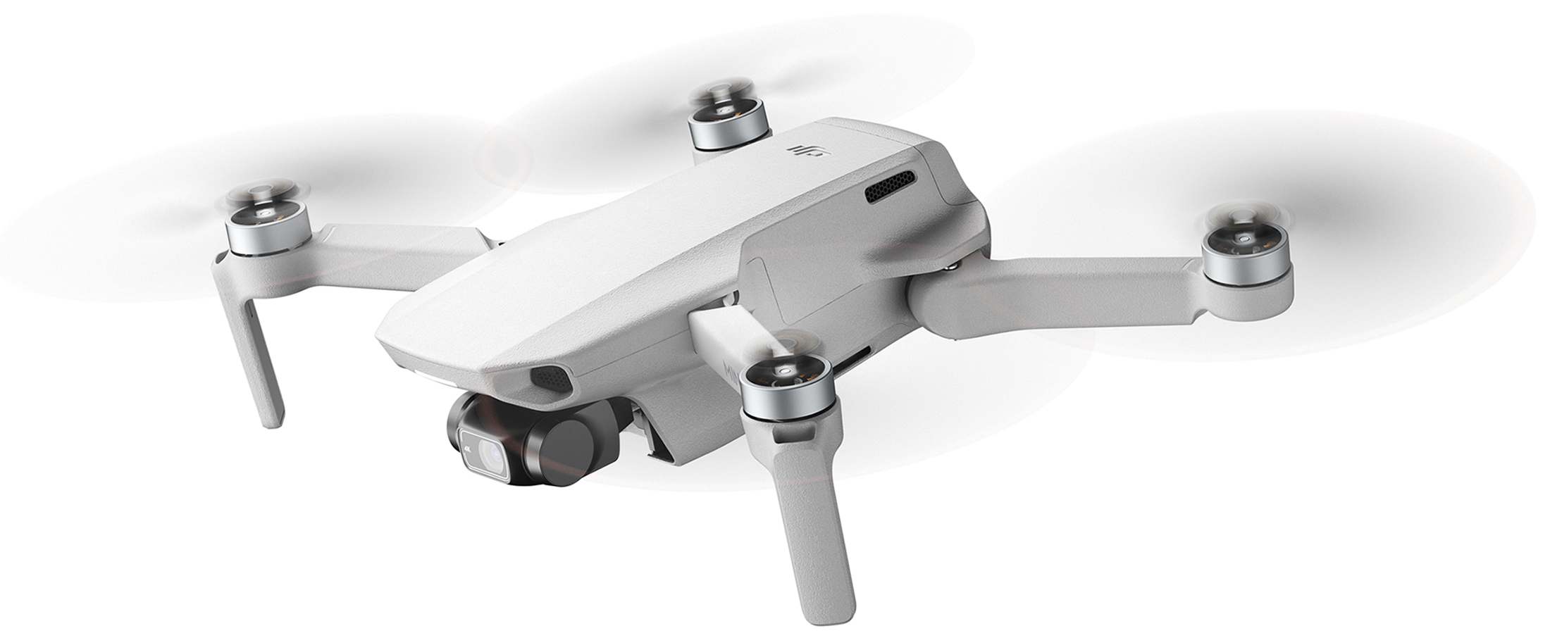 Een witte drone met vier propellers, en een camera eronder. De achtergrond is wit.