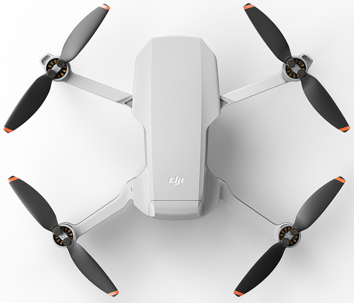 Bovenaanzicht van een witte drone met vier zwarte propellers en oranje uiteinden.
