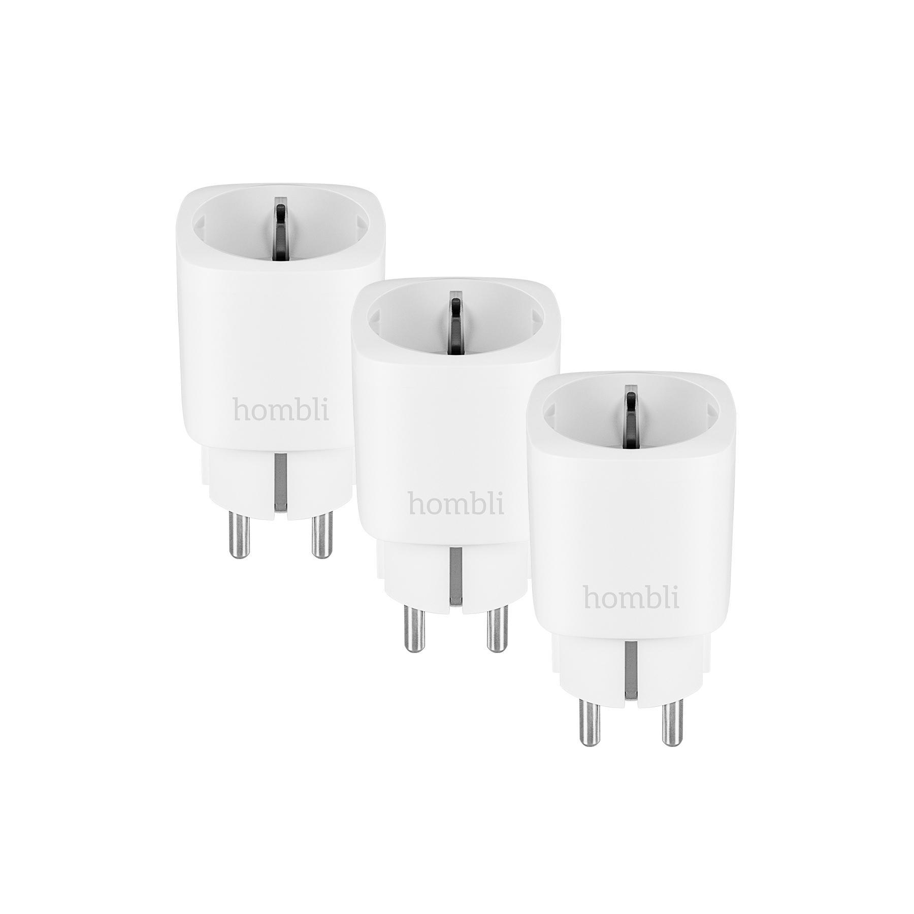Drei weiße elektrische Steckeradapter. Jeder hat ein Etikett mit dem Wort "homblí" darauf.