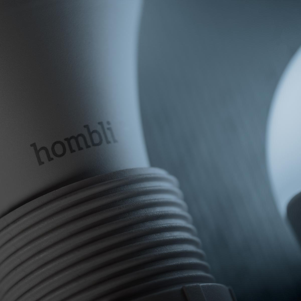 Nahaufnahme einer Glühbirne mit 'hombl' aufgedruckt. Grau- und Blautöne.