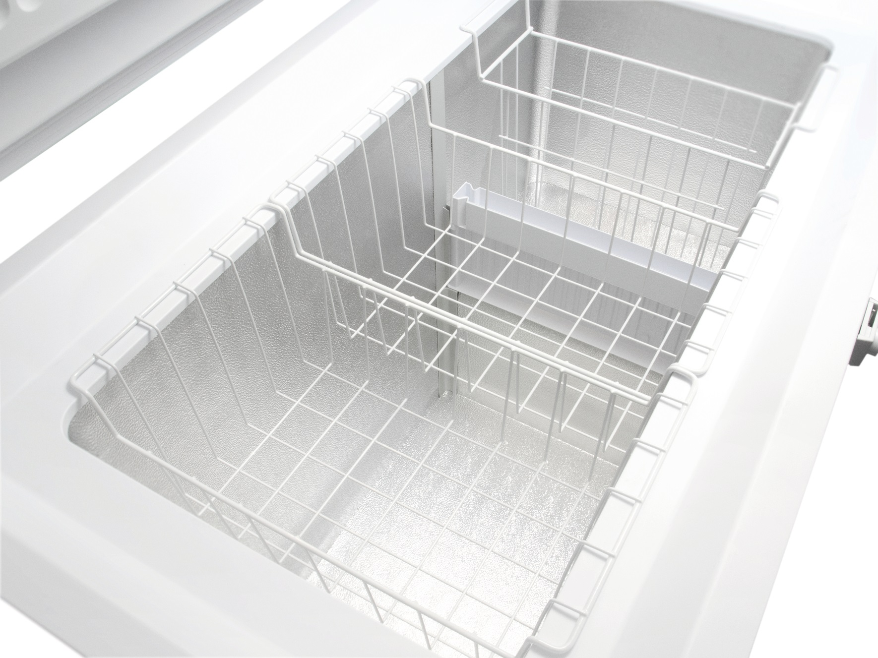 Offener weißer Truhenkühlschrank mit Drahtkörben. Der Innenraum ist weiß.