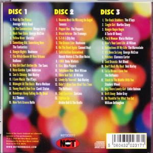 Achterkant van een cd-hoesje met drie kolommen met songtitels. De achtergrond is een wazige mix van kleuren.