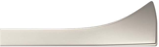 Une poignée de porte argentée incurvée, design simple, sur fond blanc.