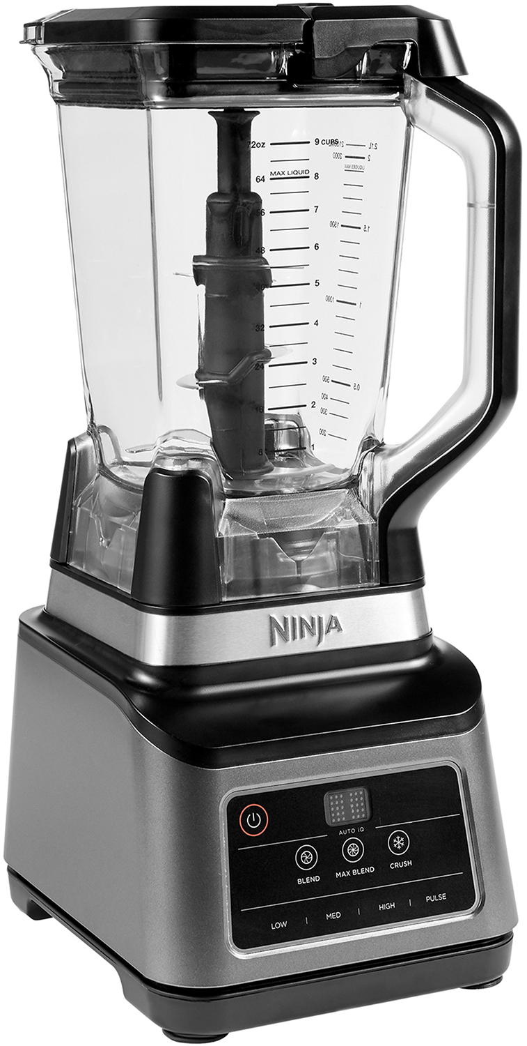 Een zilveren en zwarte Ninja-blender. Hij heeft een transparante container met metingen aan de zijkant.