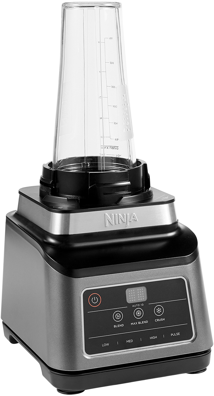 Een Ninja blender met een zilveren basis, zwarte bedieningselementen en een doorzichtige beker.