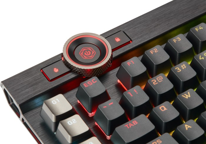 Nahaufnahme einer Tastatur mit roter Rose-Taste und Tasten.