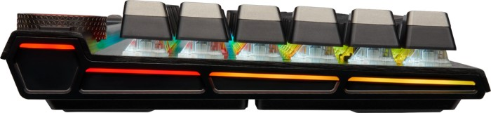 Nahaufnahme einer schwarzen Tastatur mit farbenfroh beleuchteten Tasten.