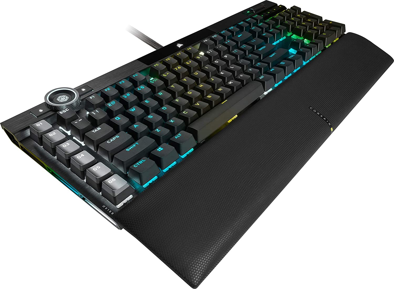 Eine beleuchtete Corsair-Tastatur mit Handballenauflage, schräge Ansicht.