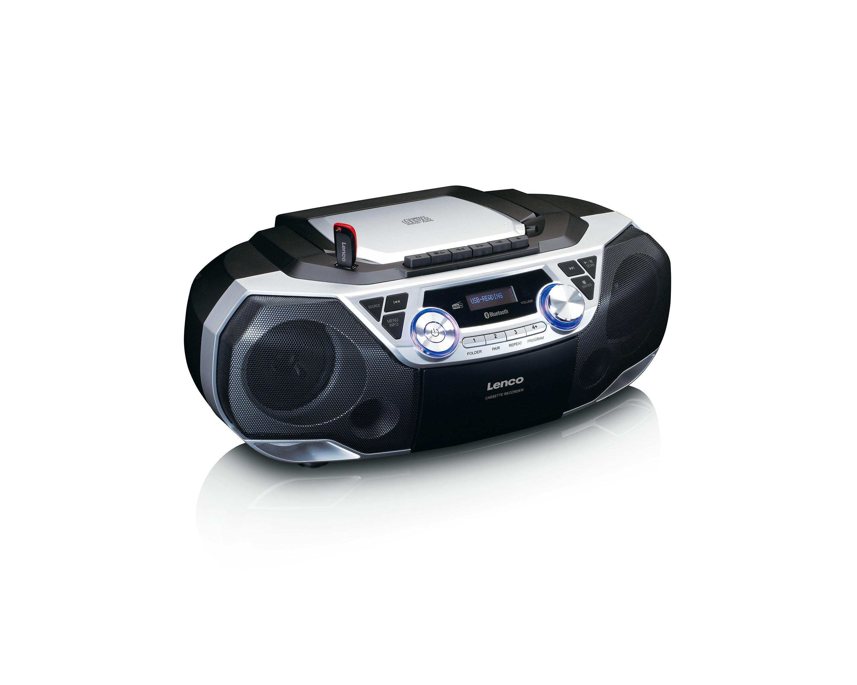 Schwarz-silberne Boombox mit rotem USB-Stick auf weißem Hintergrund.