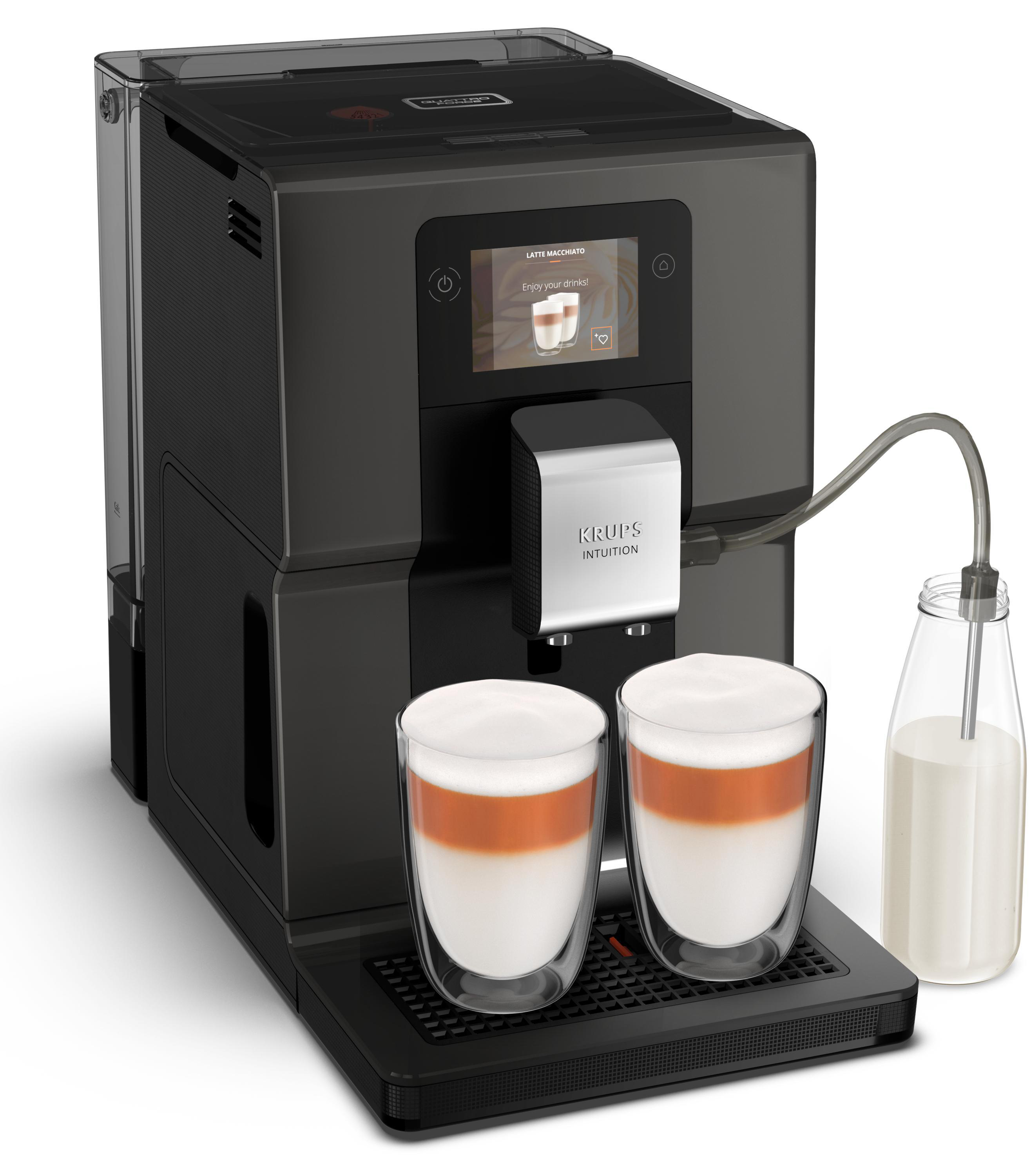 Schwarze Krups Kaffeemaschine mit zwei Latte-Macchiato-Gläsern. Eine Milchkaraffe befindet sich rechts.