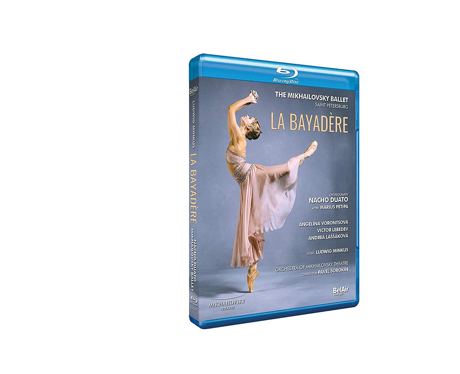 Blu-ray-Disc des Balletts 'La Bayadère' mit Ballerina in rosa Kleid, blaues Gehäuse.