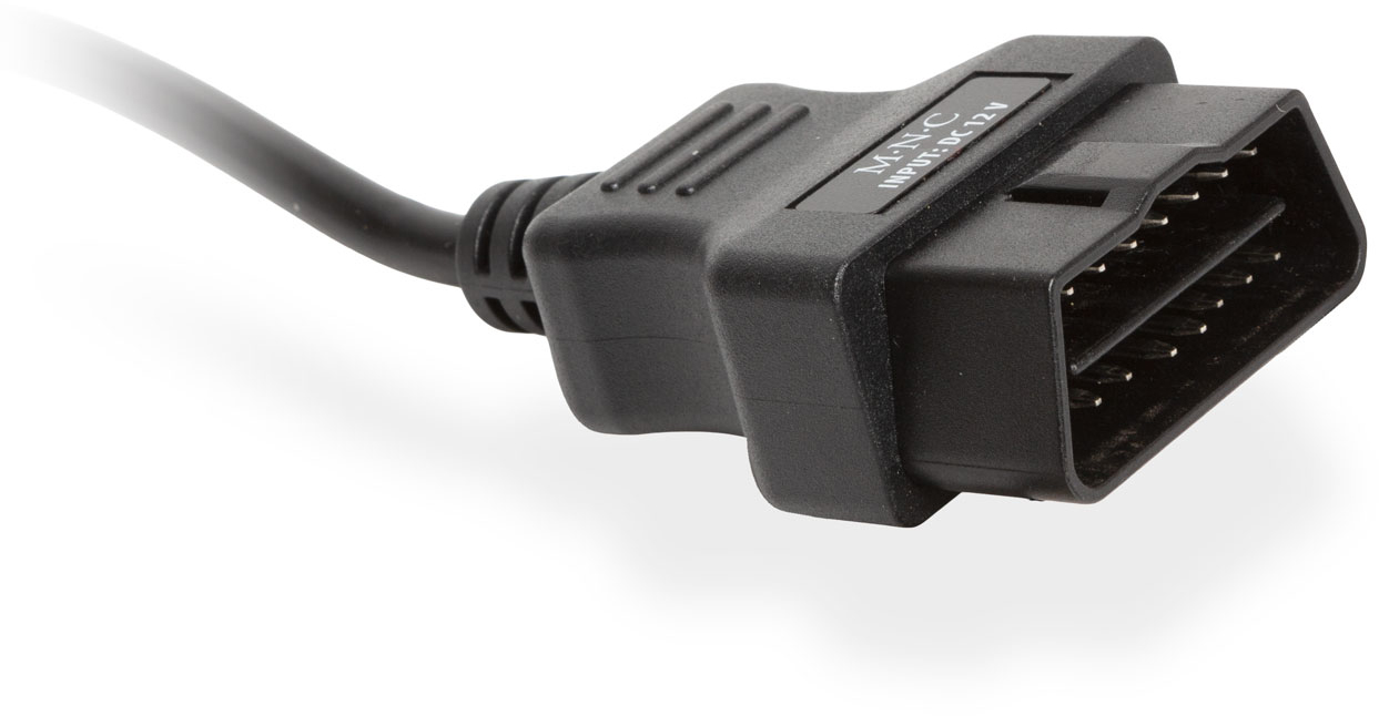 Fekete OBD2 csatlakozó kábellel, fehér háttér. A csatlakozó be van dugva. Megjeleníti: 'M.N.C INPUT-DC 12V'.