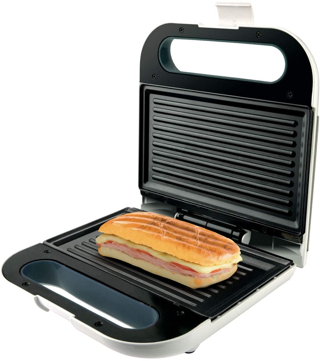 Una prensa panini abierta con un sándwich dentro, sobre un fondo blanco.