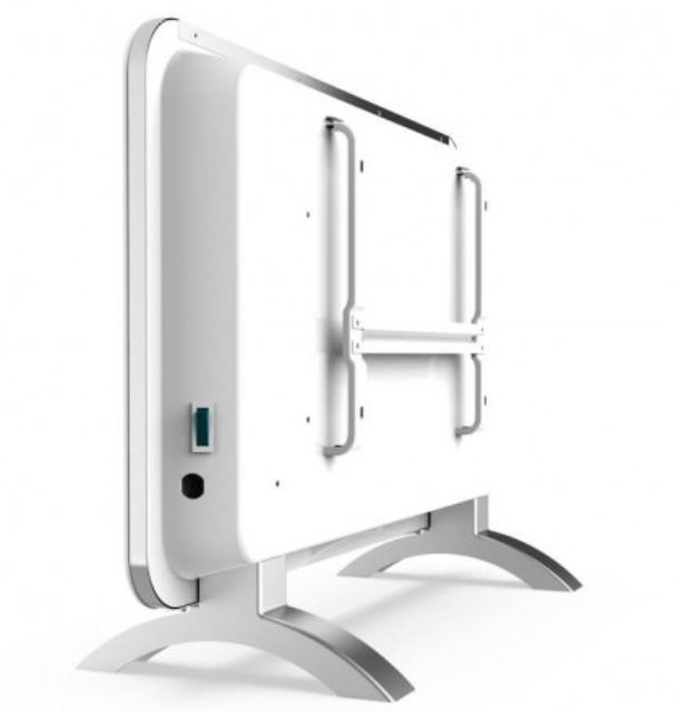 Calentador eléctrico blanco, vista lateral. Tiene un panel de control y se apoya en dos patas plateadas. Fondo blanco.