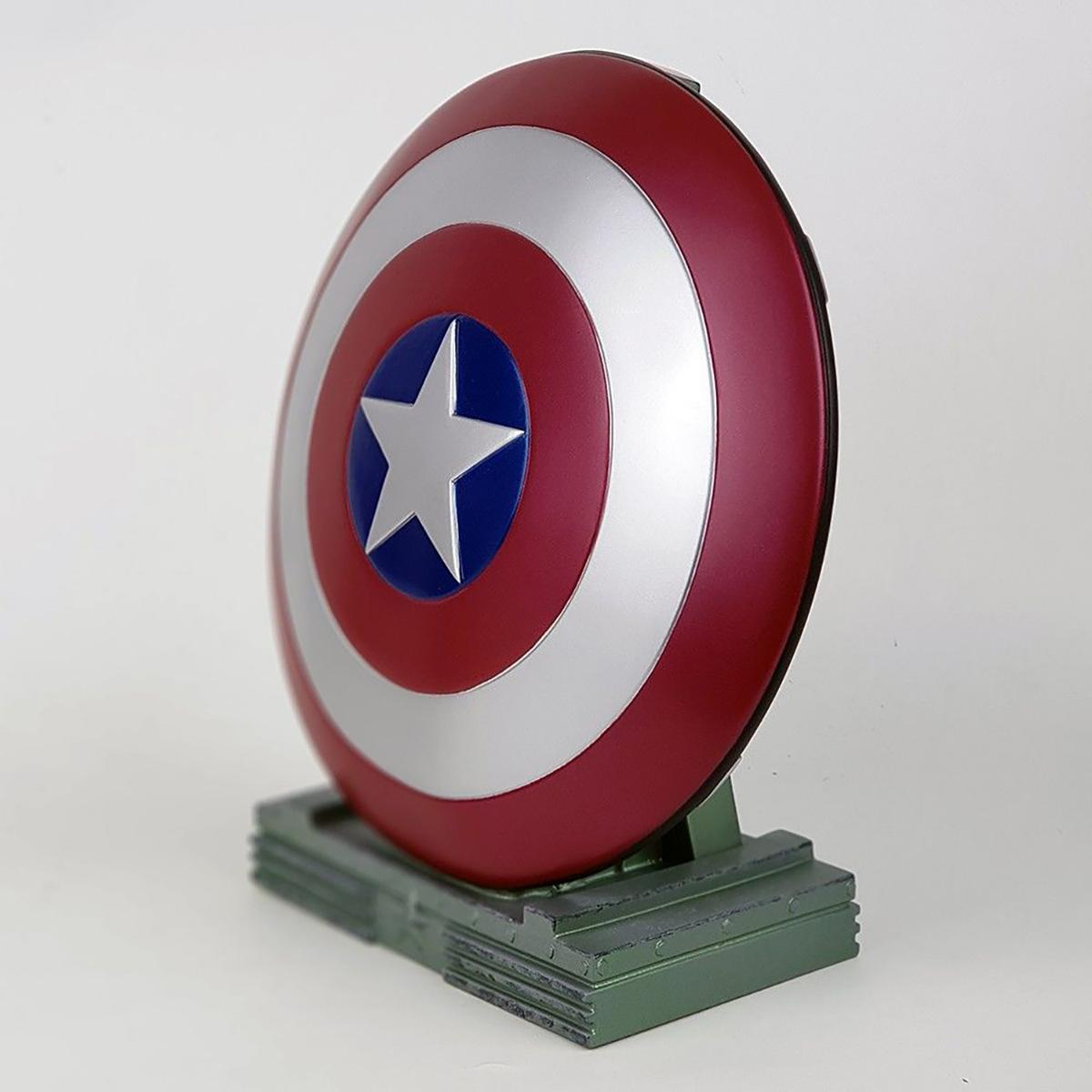 Captain America Schild auf einem Ständer. Rotes, weißes und blaues Kreisdesign.