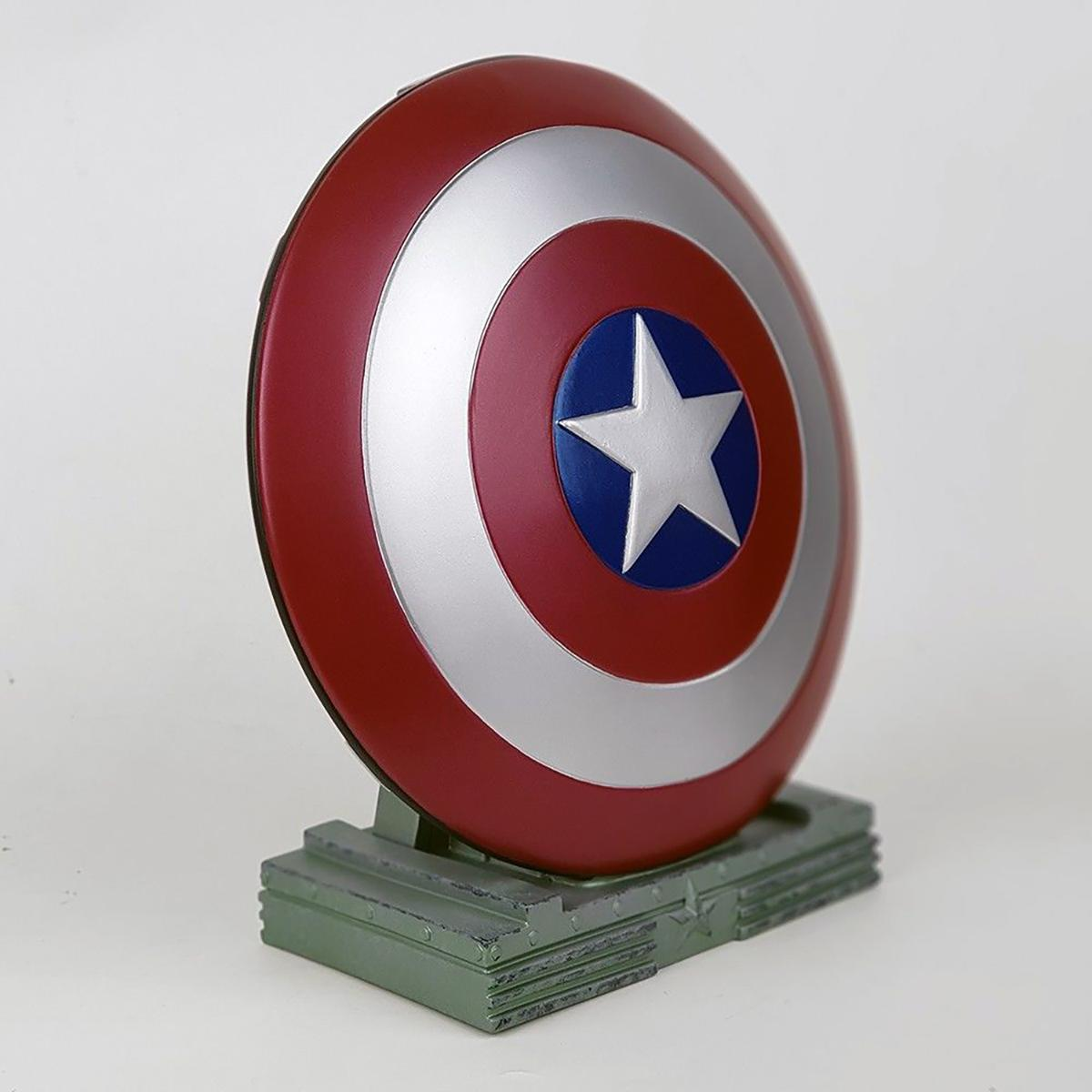 Captain Americas Schild auf einem Ständer. Rot, weiß, blau, mit weißem Stern.