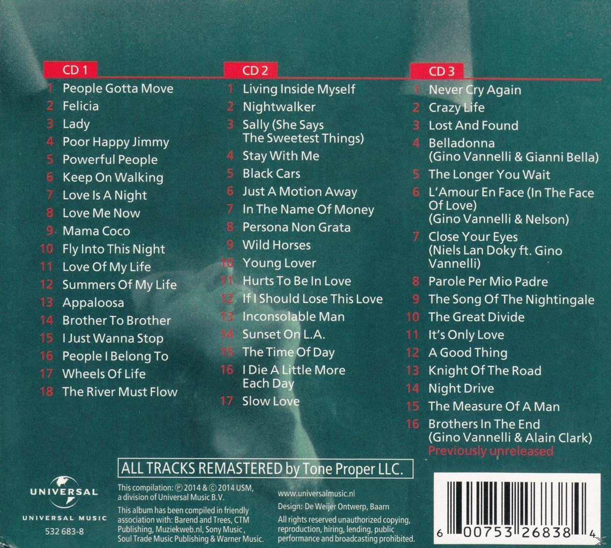 Drie cd's met albumtracklijsten op een witte achtergrond.