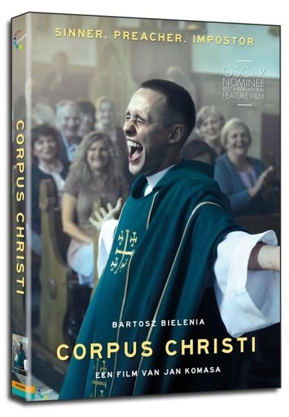 Couverture DVD du film Corpus Christi. Un homme en robe verte crie. Des gens en arrière-plan.