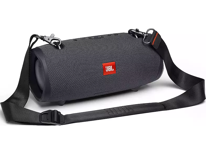 Altavoz JBL negro con logo JBL rojo y correa negra. Aislado sobre blanco.