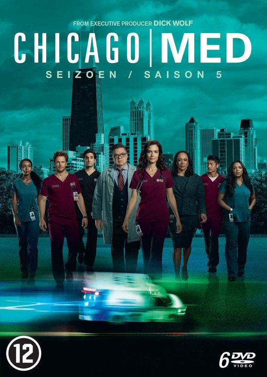 Couverture DVD pour Chicago Med, saison 5. Montre un groupe devant une ligne d'horizon.