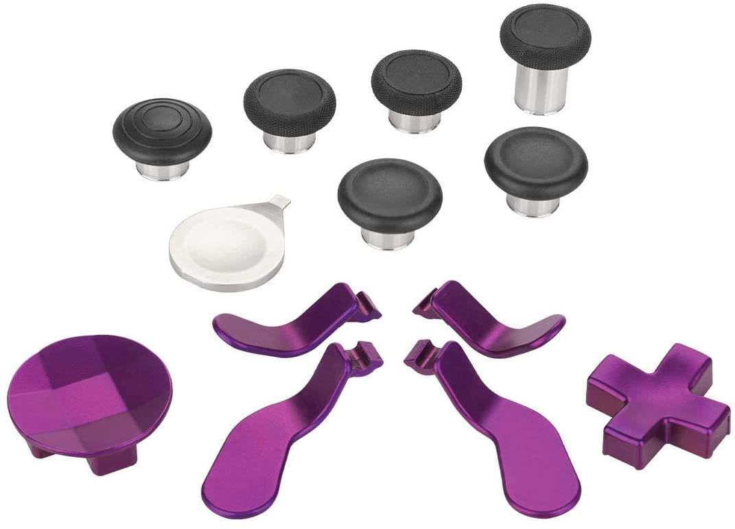 Lila joystick tartozékok. Több kupak és gomb található. Fehér háttér.