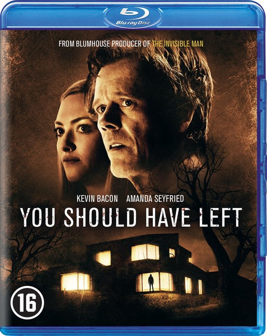 Couverture de film : Kevin Bacon et Amanda Seyfried. Titre : You Should Have Left. Maison sombre et arbres.