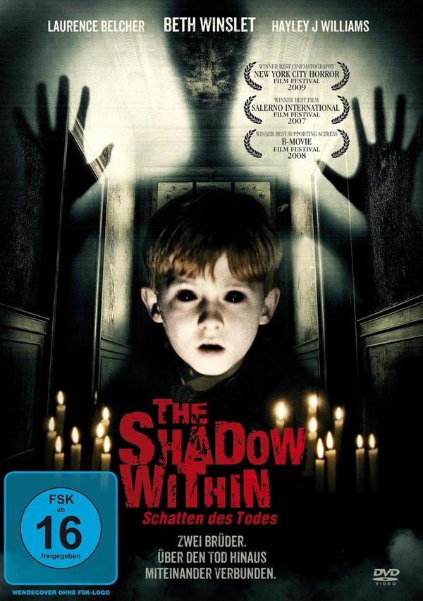 Filmposter mit einem Kind, Kerzen und einer schattenhaften Gestalt. Text: The Shadow Within.