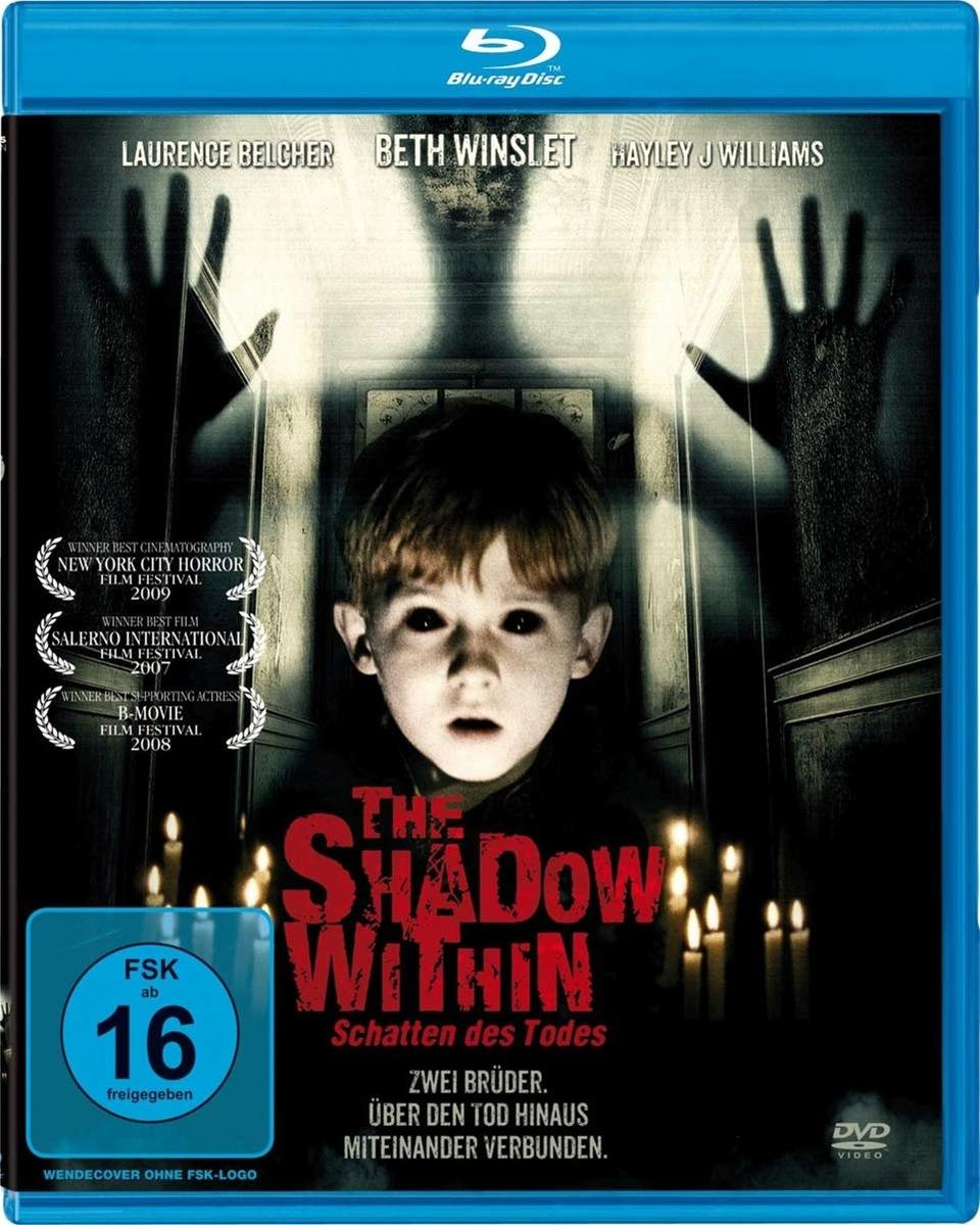 DVD-Cover mit einem Jungen im Zentrum und dunklen Figuren im Hintergrund.