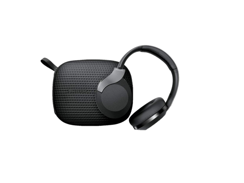 Auriculares negros y una funda de transporte sobre fondo blanco.