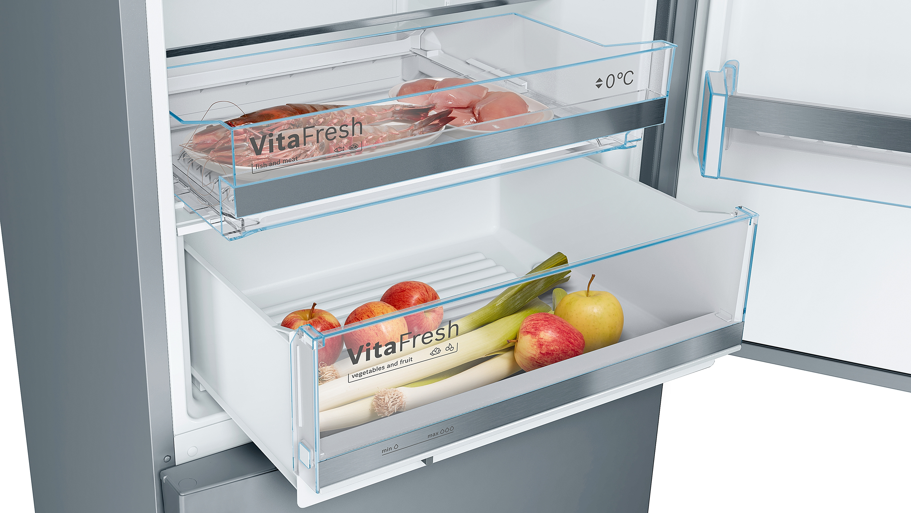 Geöffneter Kühlschrank mit Obst und Gemüse in den Schubladen. Fleisch befindet sich ebenfalls in der oberen Schublade.