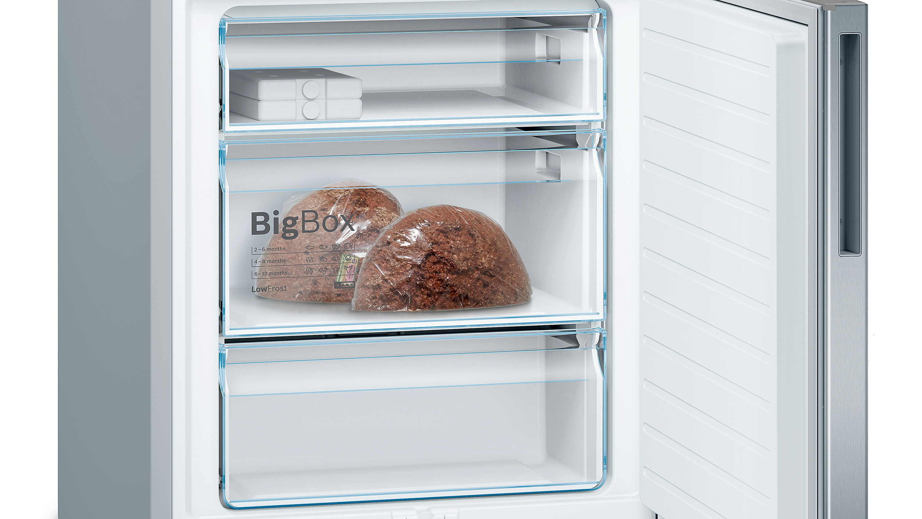Offener Gefrierschrank mit Regalen. Zwei braune Brotlaibe in einer BigBox-Schublade.