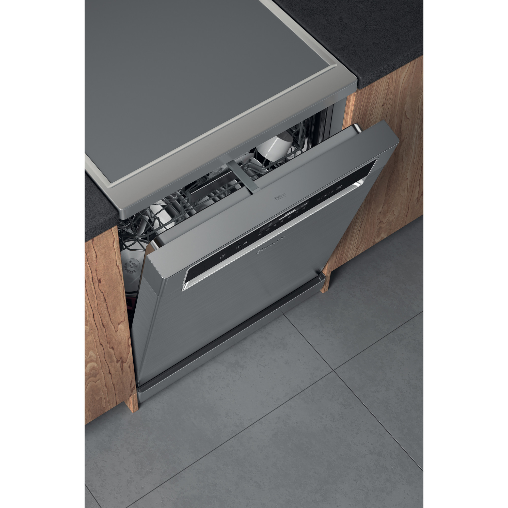 Ein Geschirrspüler aus Edelstahl mit offener Tür, in einem Holzschrank.