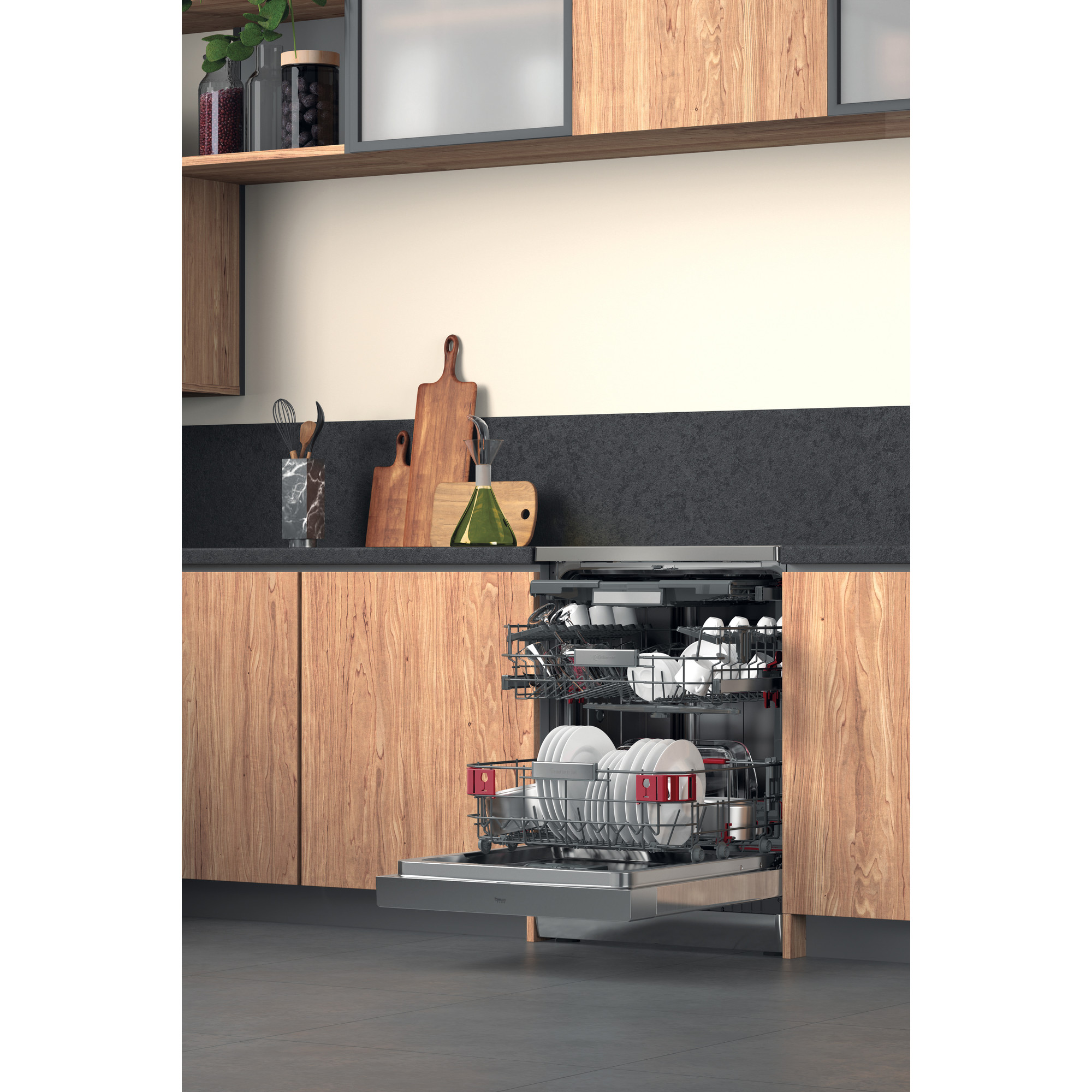 Offene Spülmaschine mit Geschirr. Holzschränke und schwarze Arbeitsplatte. Hintergrund ist eine weiße Wand.
