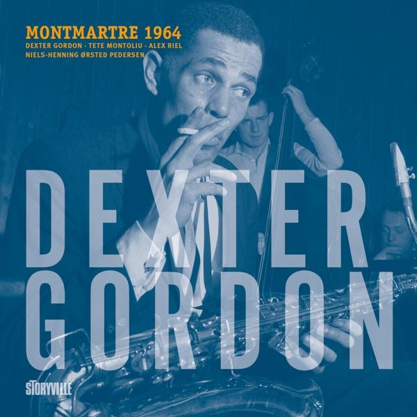 Pochette d'album Dexter Gordon Montmartre 1964. Un homme en costume, saxophone et autres musiciens.