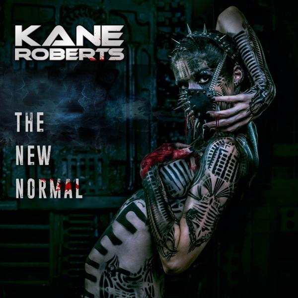 Mann mit Tattoos, Maske und Stacheln, Albumcover für Kane Roberts 'The New Normal'.