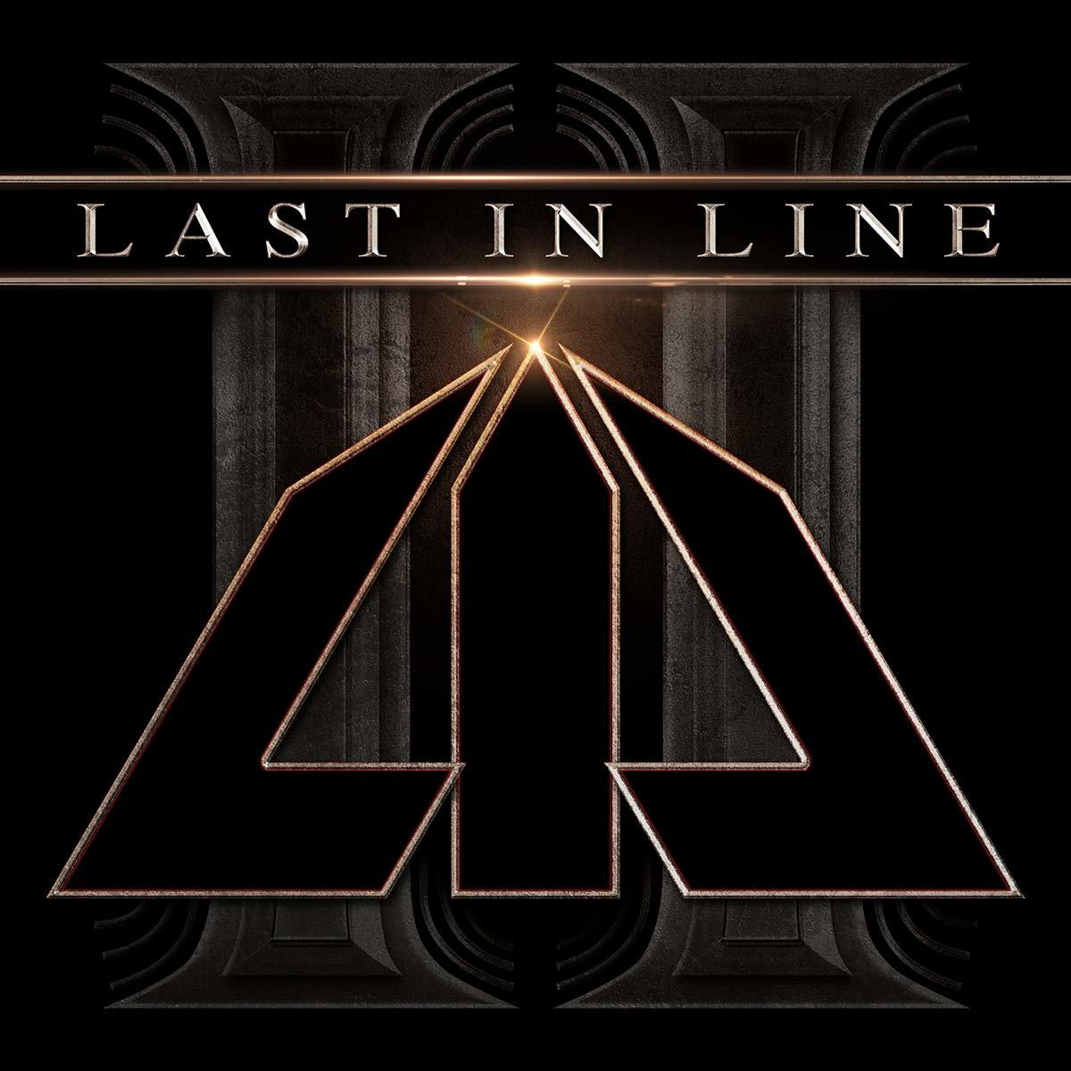 A Last In Line album borítója, geometrikus dizájnnal és szöveggel sötét háttéren.