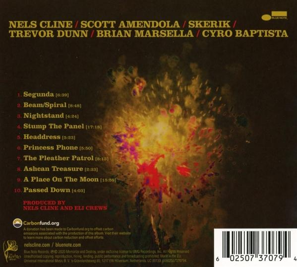 Albumcover mit Bandnamen. Der Hintergrund ist ein farbenfroher Spritzer.